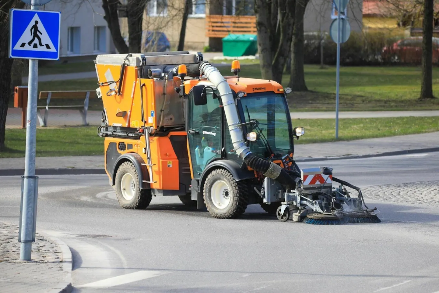 Lisaks suurtele tänavakoristusautodele tegutseb usinalt väike masin, et talvega linnatänavaile kogunenud mustus kokku korjata.