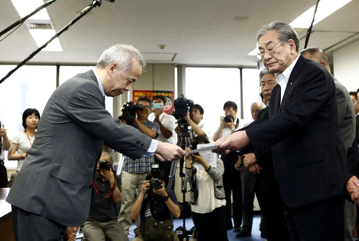 Tepco president Naomi Hirose (vasakul) võtab vastu protestikirja Jaapani kalurite ühingu juhilt Hiroshi Kishilt.