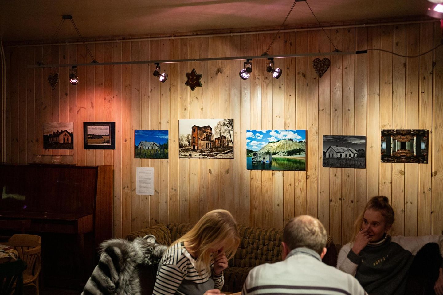 Artur Usk avas Pätsi pitsakohvikus oma esimese fotonäituse “Mahajäetud kohad Eestis”.