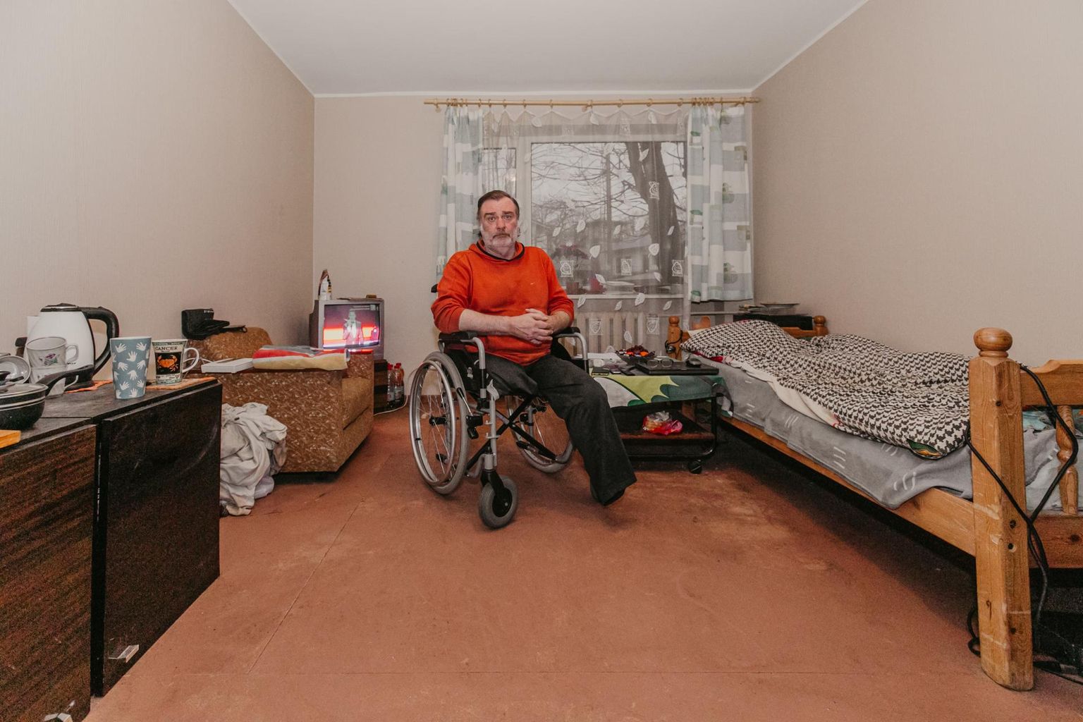 Андрей Грейнис живет в муниципальной квартире с осени 2018 года. Проблемы начались в начале прошлого года, когда он потерял и вторую ногу.