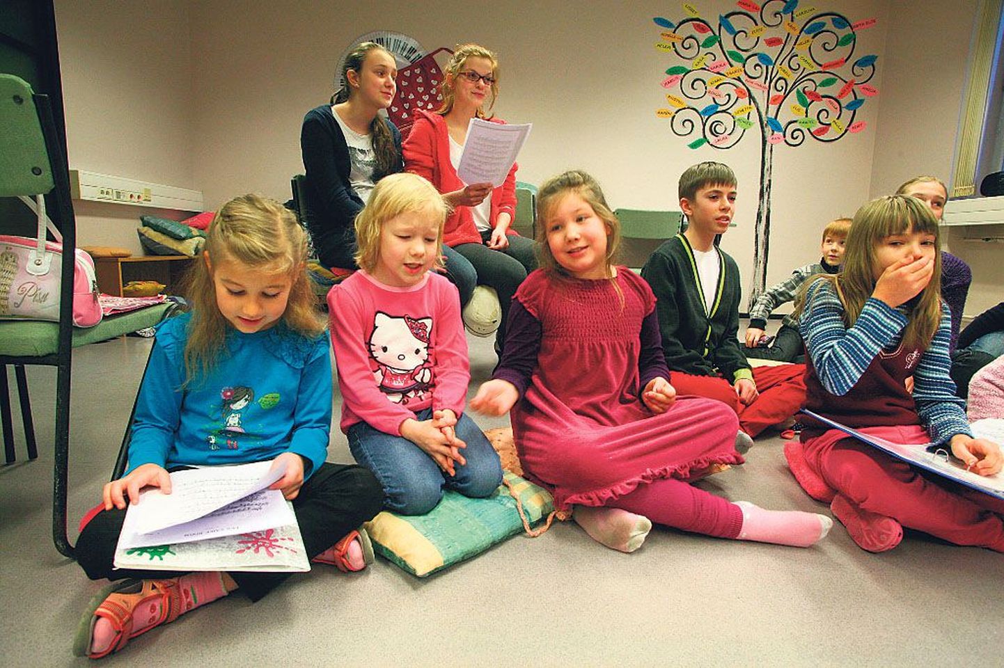 Mitmes Pärnu huvikoolis võib tegelda laulmisega. Pildil on Jana Tringi erakooli lauluhuvilised lapsed.