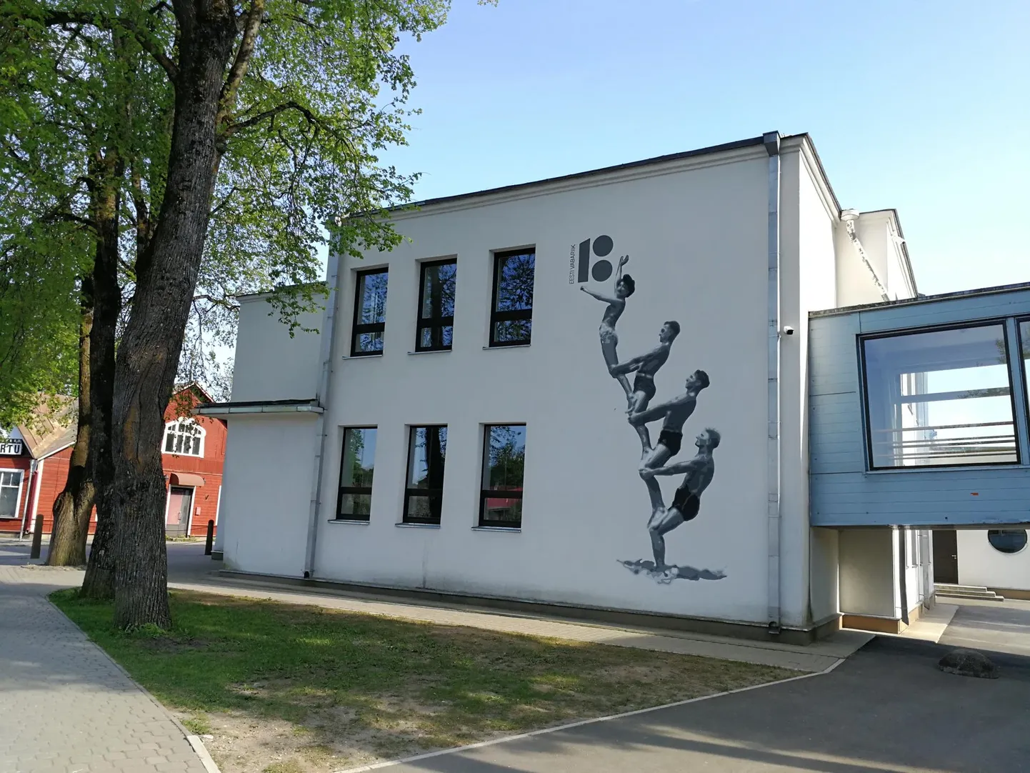 Homme avatakse Rakvere põhikooli hoonel seinamaaling.