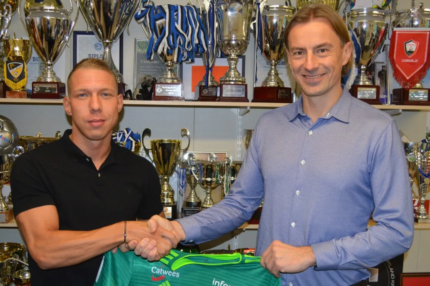 Trevor Elhi (vasakul) koos Levadia spordidirektori Sergei Pareikoga
