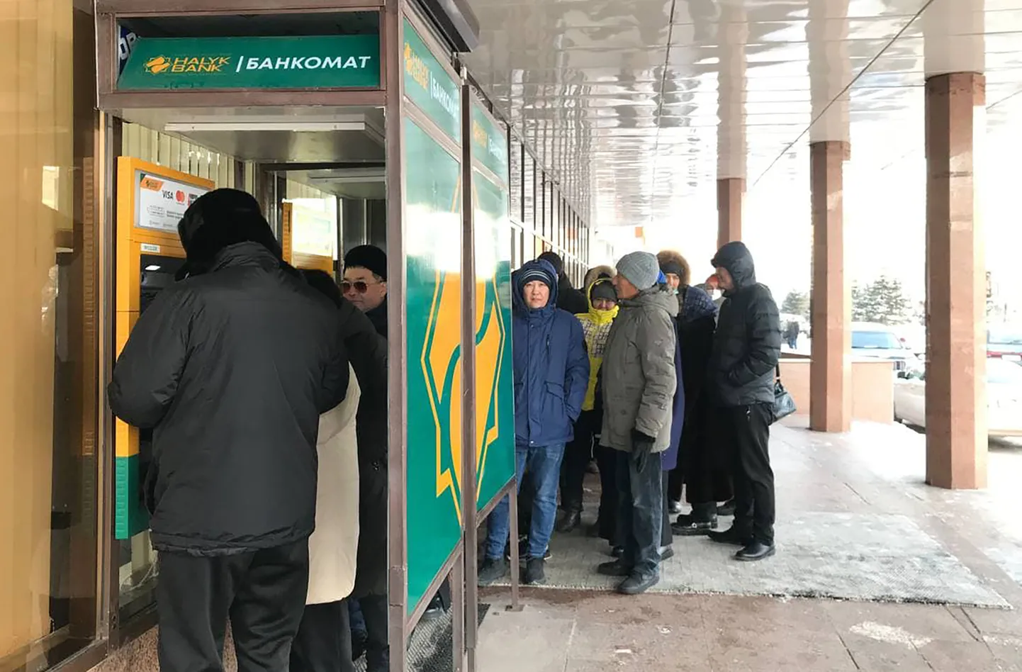 Очередь перед банкоматом, Нур-Султан, Казахстан, 6 января 2022 года.