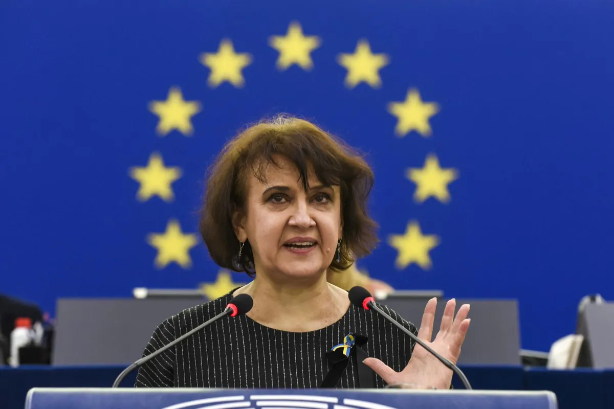 Ukraina kirjanik&nbsp;Oksana Zabužko&nbsp;Euroopa Parlamendi ees kõnelemas.