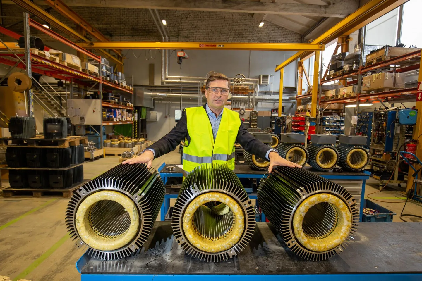 Konesko tegevjuht Mart Hirtentreu juhtimisel valmistab Koeru tehas elektrimootoreid. Nagu teised ettevõtjad, peab Hirtentreugi nüüd nuputama, kuidas kallinevate energihindadega toime tulla.