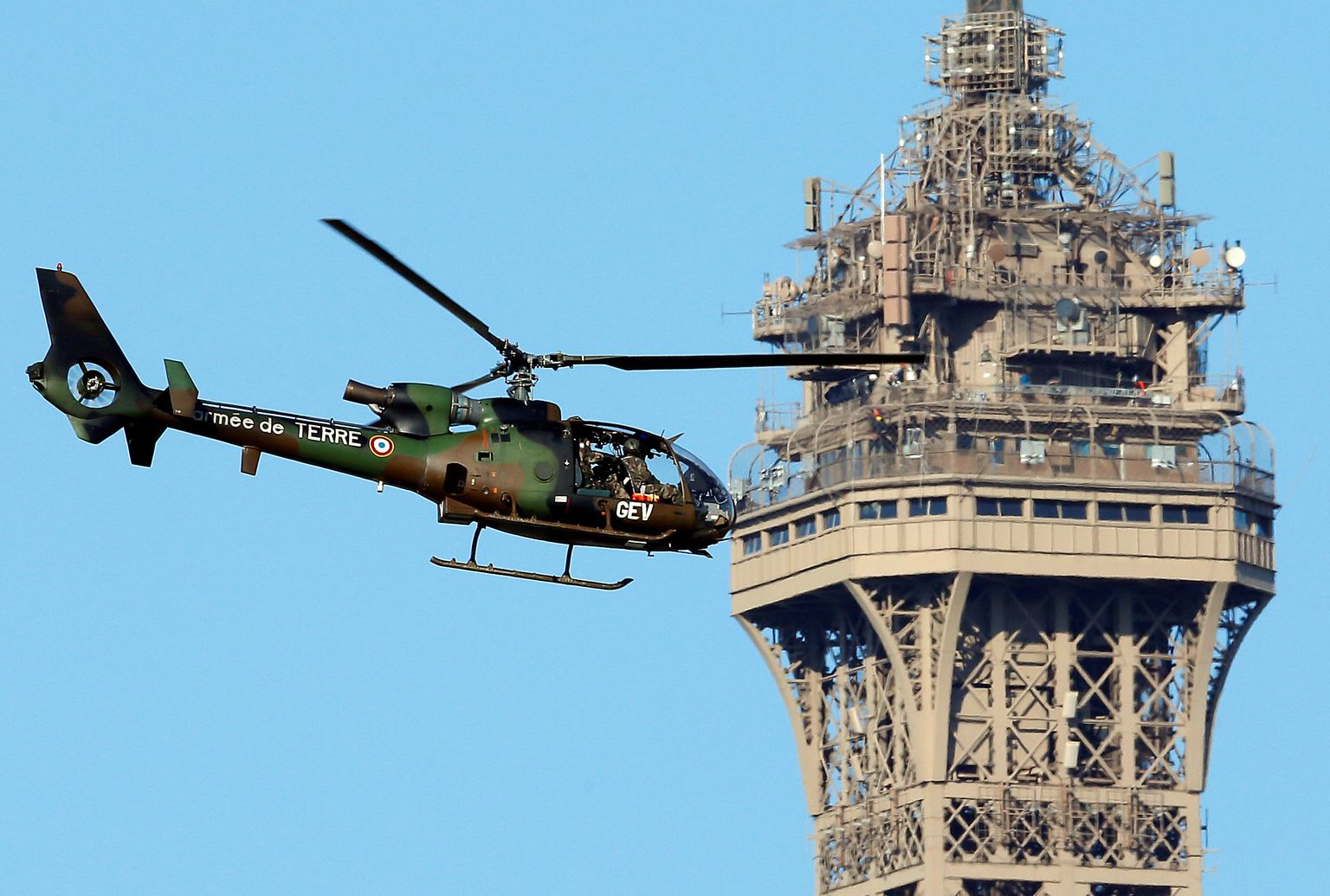 Prantsusmaa relvajõudude helikopter Pariisis.