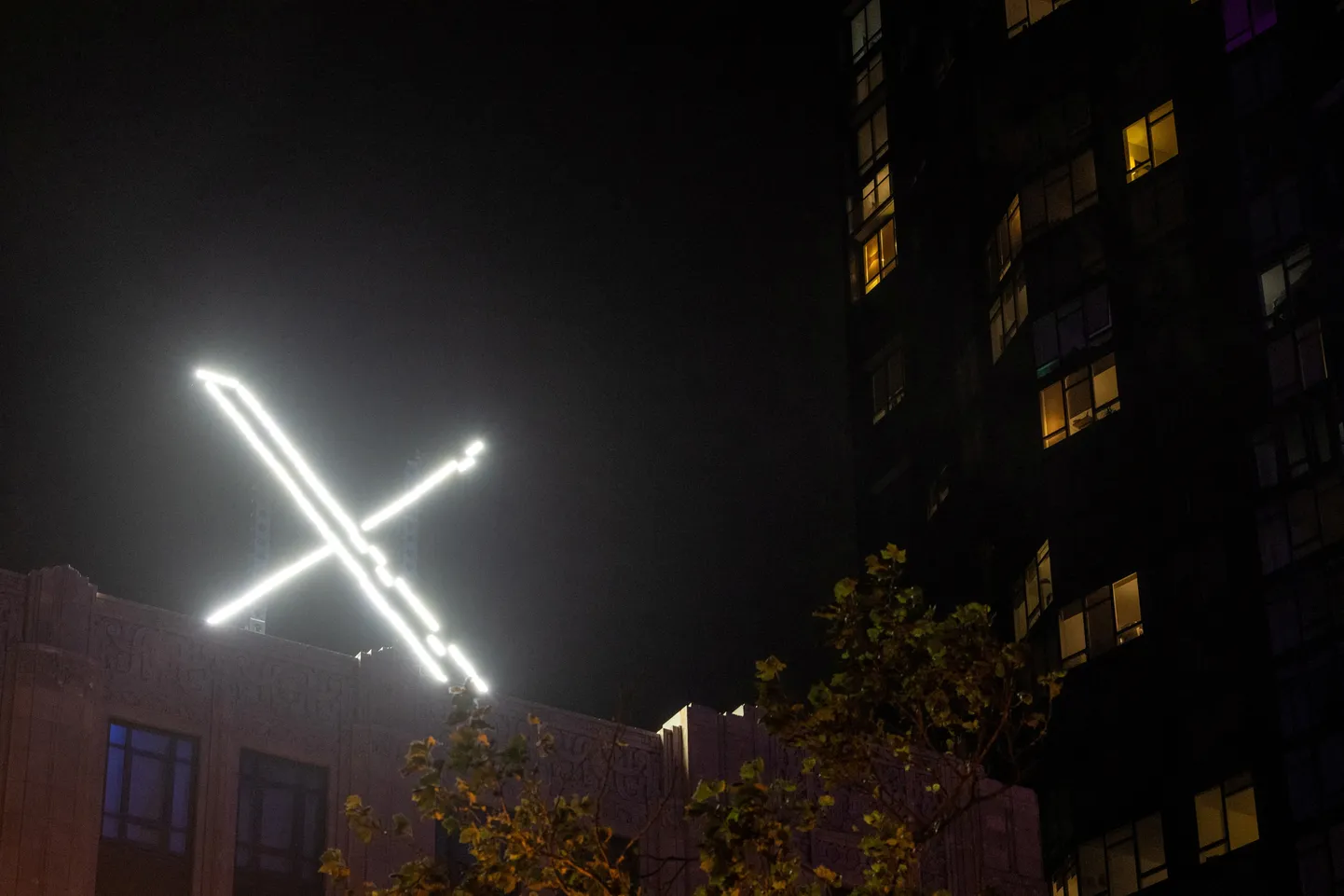 X-i logo ettevõtte peakontori kohal.