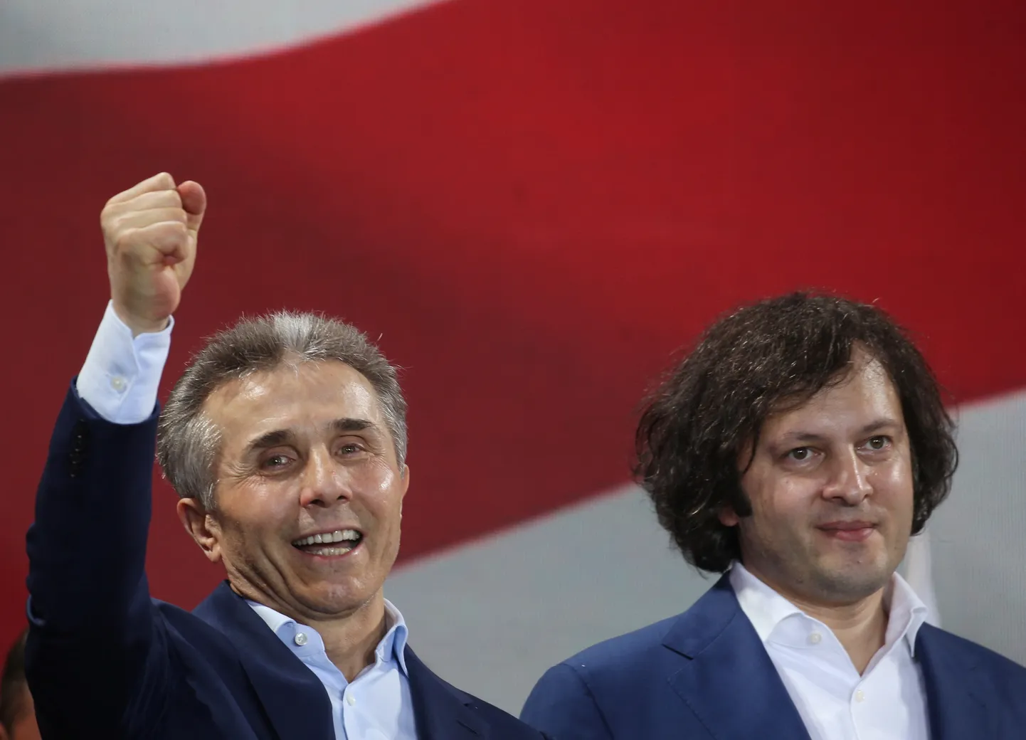 Gruusia peaminister Irakli Kobakhidze (paremal) koos oligarhi ja endise peaministri Bidzina Ivanišviliga 29. aprillil 2024. aastal valitsuspartei korraldatud välisagentide seaduse toetusmeeleavaldusel.