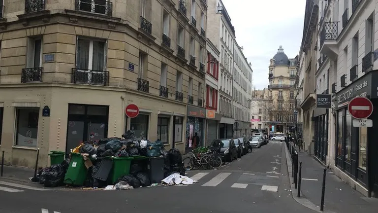 Кучи мусора на улицах Парижа.