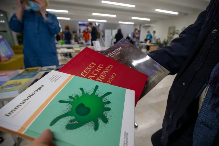 Eesti kirjandusmuuseumi teaduskirjastuse ja Tartu ülikooli kirjastuse letilt võib leida ka koroonapandeemia ajastusse täpselt sobivaid teoseid.