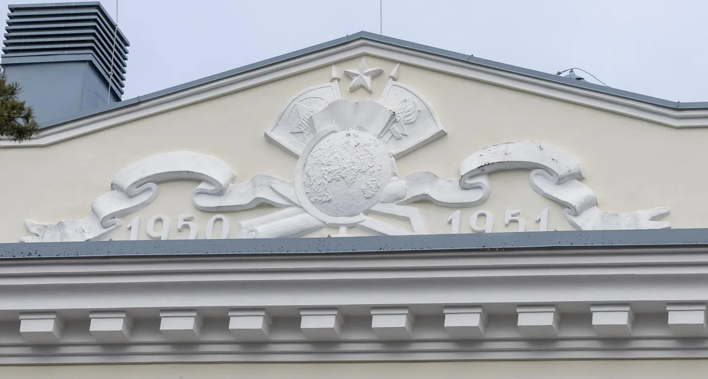 Над парадной дверью здания бывшей школы – яркий образец сталинского декора.