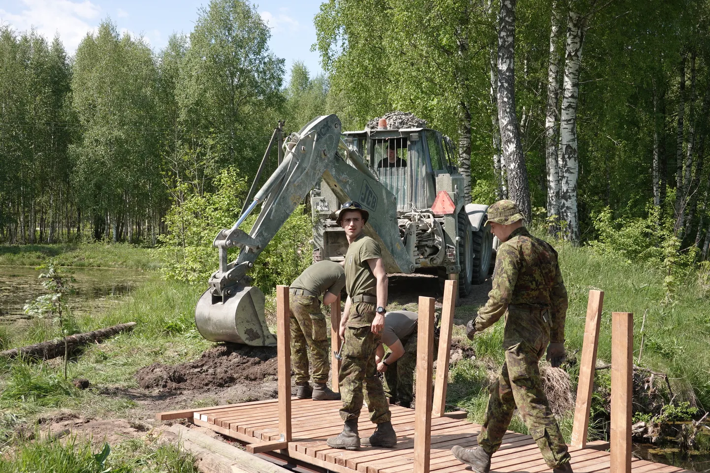 Pioneeripataljoni mehed rajasid Järva-Jaani uue silla.