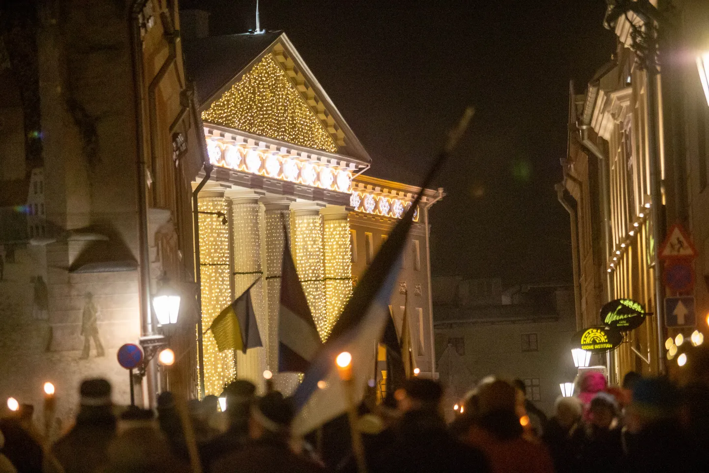 Tänase päeva kõige vaatemängulisem sündmus tervele linnale on tõrvikurongkäik, mis jõuab kella 17.30 paiku Tartu ülikooli peahoone ette. Fotomeenutus eelmisest aastast.
