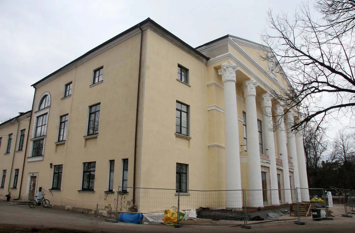 Парадный фасад Кохтла-Ныммеского народного дома реновирован, однако по сути это - потемкинское решение, поскольку на самом деле здание аварийно опасное и разрушается.