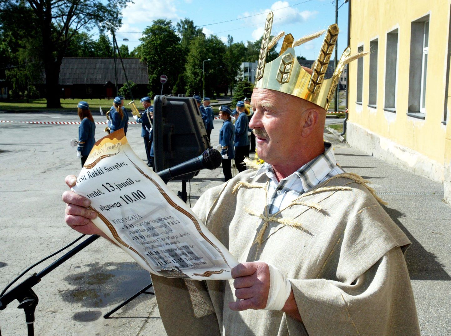 Hans Kruusamäe rukkikuningaks kroonimise päeval.