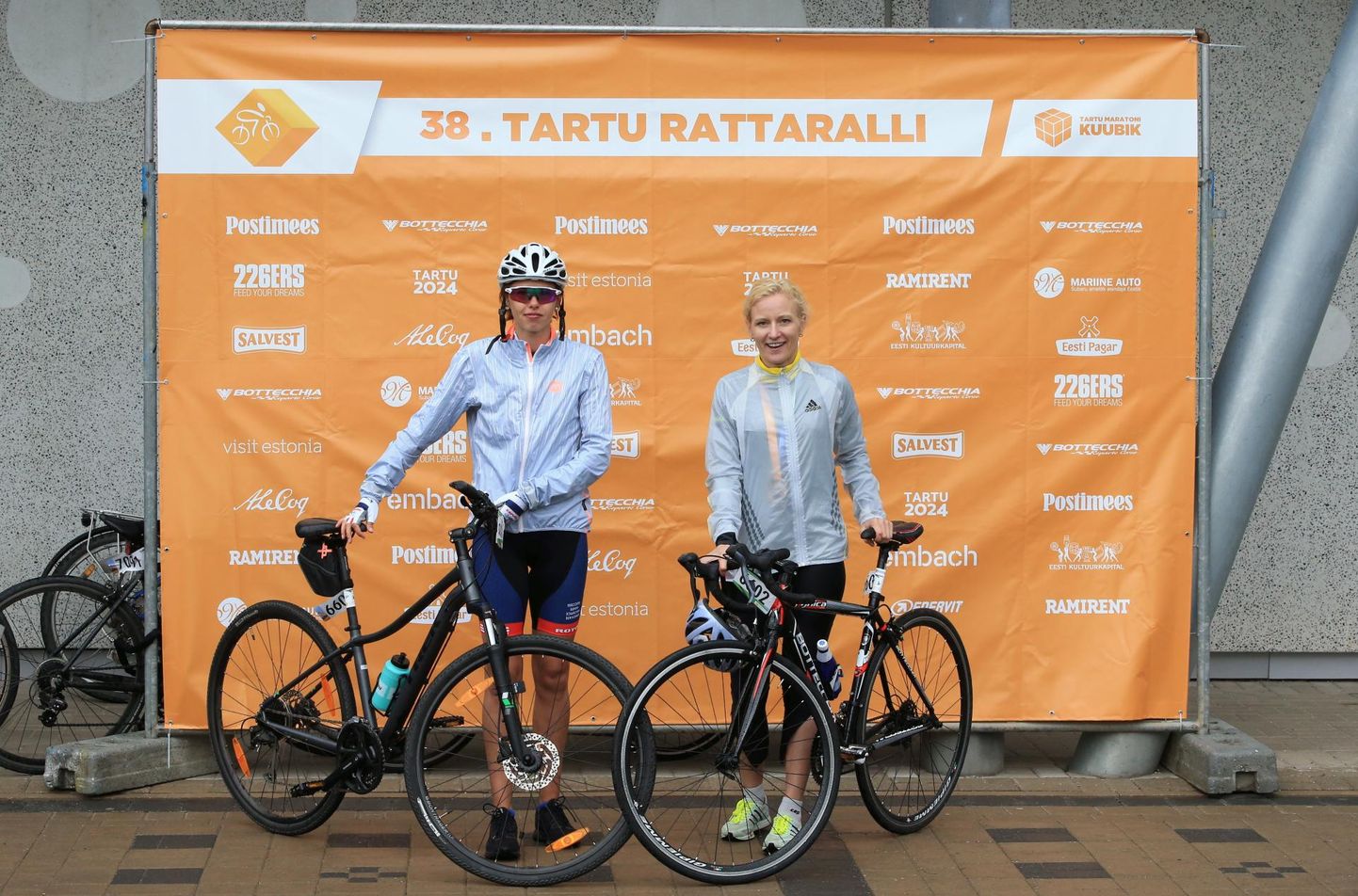 Rattarallil esimest korda osalenud Riina Vals (vasakul) ja tema sõbranna Kadri Maasik lõpetasid ralli napilt enne vihma.