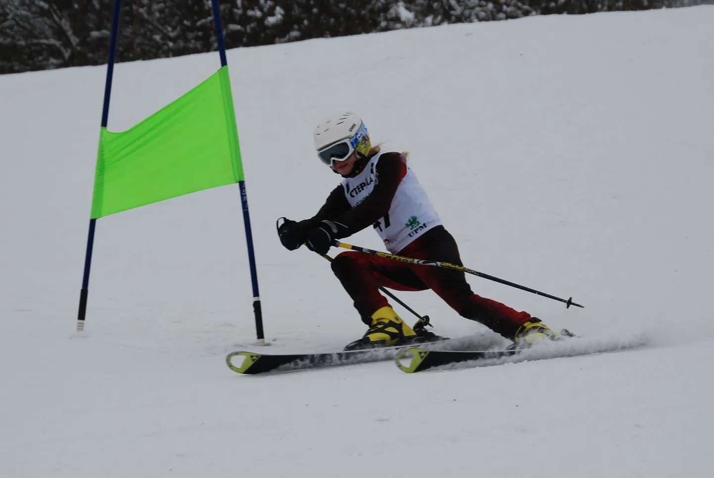 Laura Jaguson suusamäel medalit võitmas.