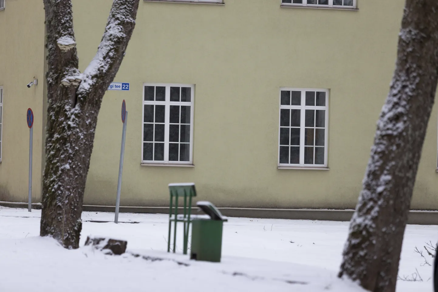 Need kaks Jämejala haigla esimese korruse nurgapealset akent annavad valgust palatile, milles Pätsi hoiti. Tänapäeval on nende klaaside taga sundraviosakonna patsientide söögisaal.