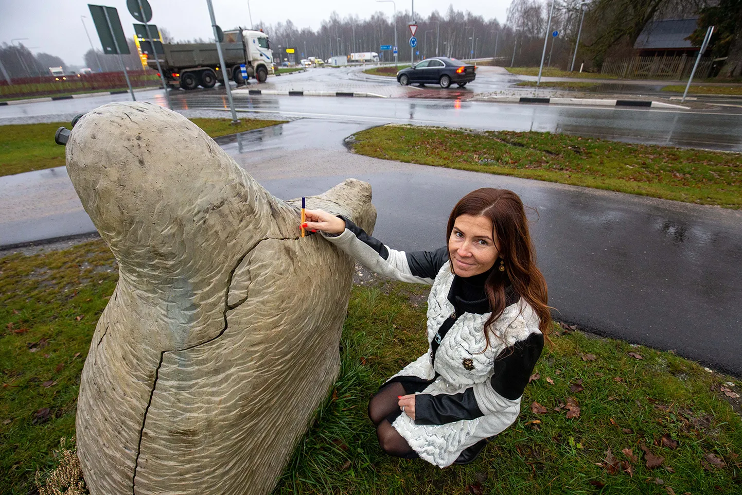 Paide abilinnapea Siret Pihelgas näitab, et «Hääletaja» kujusse tekkinud prao sisse mahub praegu juba lausa pastaka torgata.