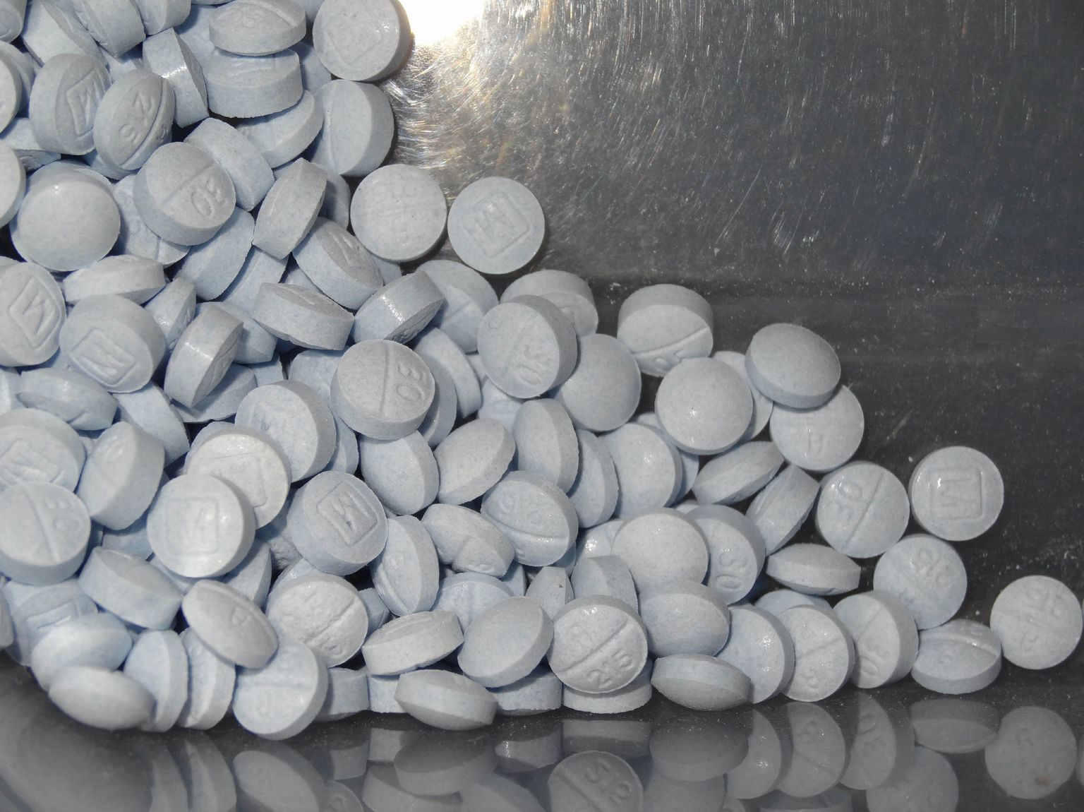 USA prokuratuuri foto - fentanüüli sisaldavad tabletid. Üledoosid on Ameerika Ühendriikides hoogsalt kasvanud. Sünteetiliste opioididega, näiteks fentanüüliga, seotud surmajuhtumite arv tõusis 2021. aastal 22%.