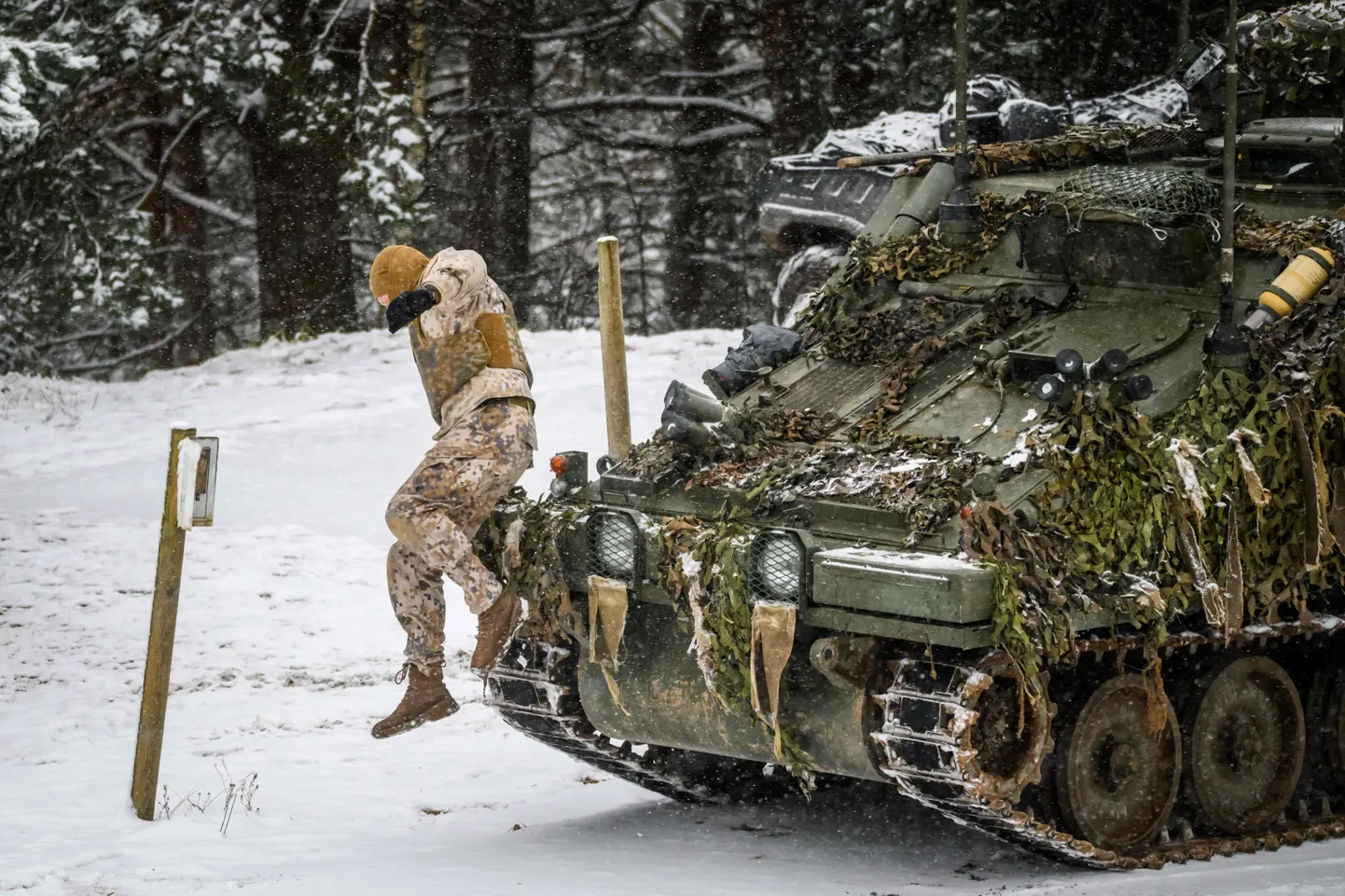 Läti sõdur hüppamas maha sõjaväe sõidukilt õppusel 2021. aastal.