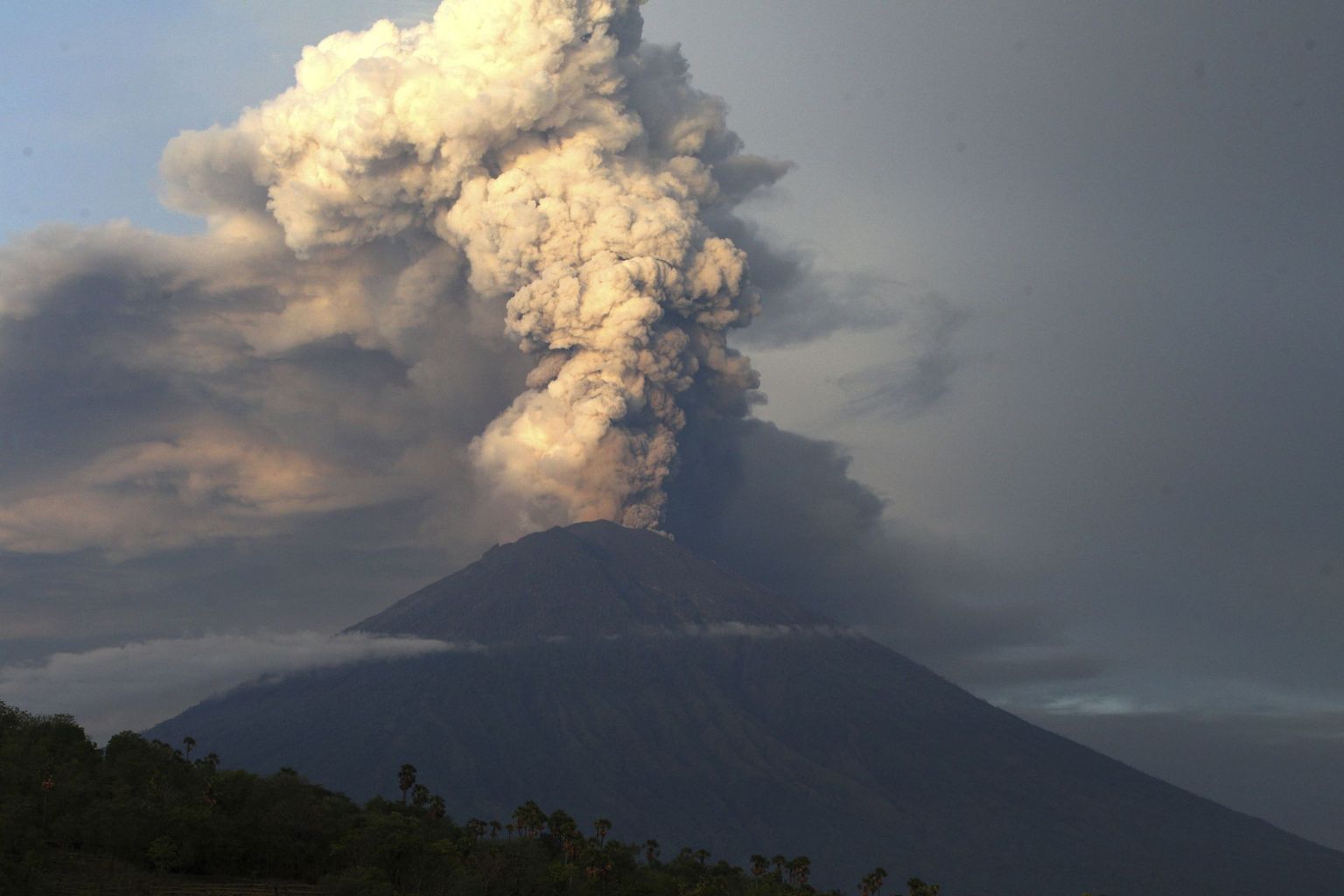 Agungi vulkaan esmaspäeval tehtud fotol.