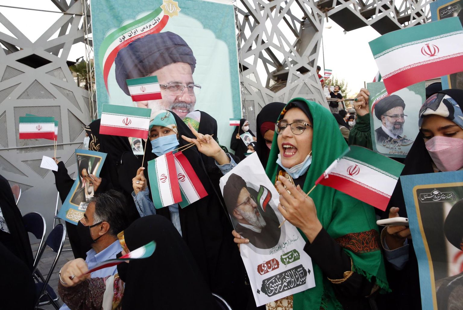Ebrahim Raisi toetajad tähistavad Teheranis tema võitu Iraani presidendivalimistel.
