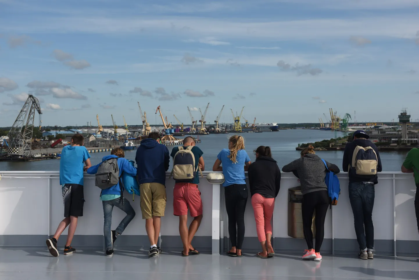 Turistid imetlevad vaadet Klaipeda linnale sadamasse siseneva reisilaeva pardalt.