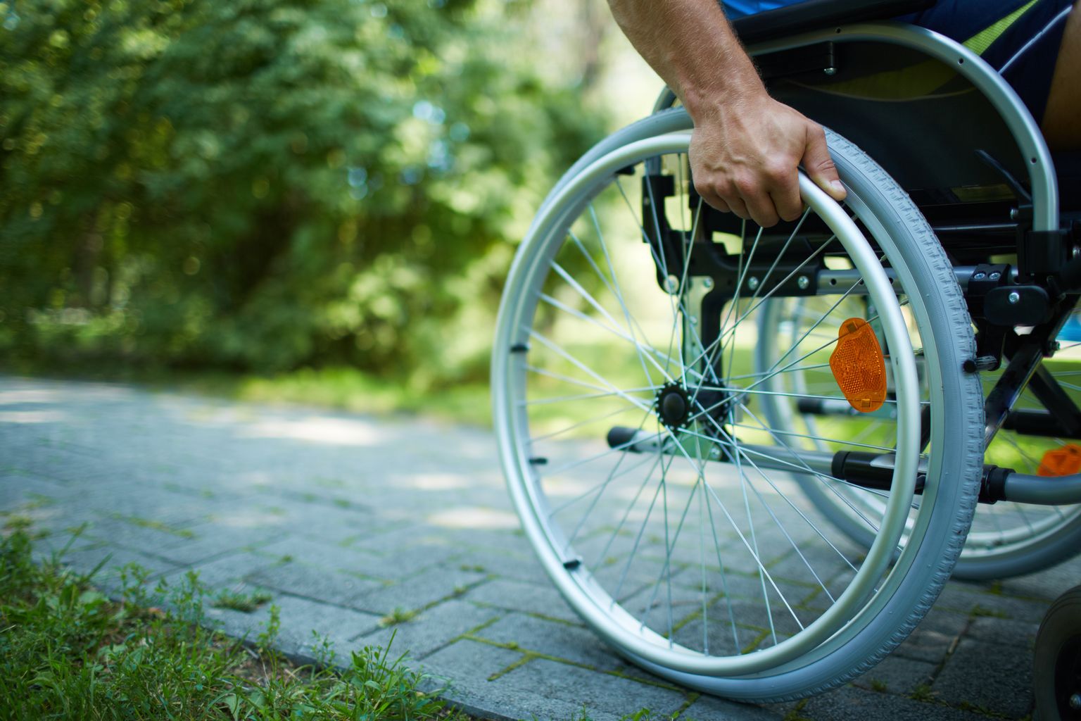 Человек на инвалидной коляске. Иллюстративное фото