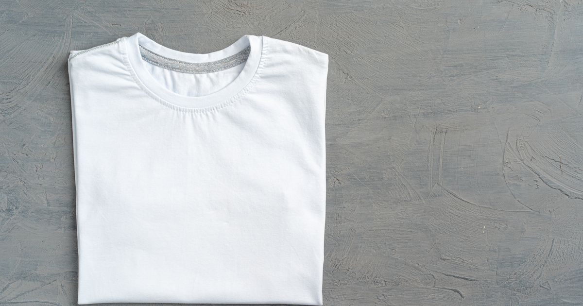 Свернутая футболка. Сложенная футболка. Белая футболка сложена. Майка сложенная. Майка белая сложенная.