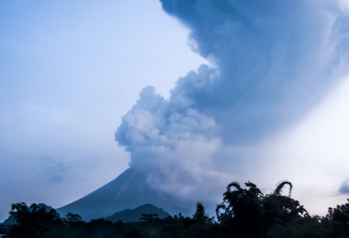 Indoneesias Jaava saarel hakkas taas purskama Merapi vulkaan.