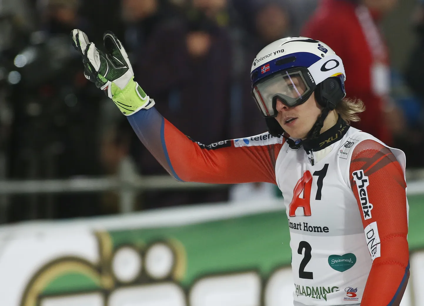 Henrik Kristoffersen küsiv žest teda lumepalliga visanud pealtvaatajatele.