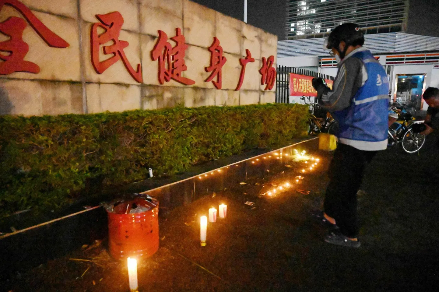 Zhuhai spordikeskuses mälestati kümnendi ohvriterohkeimas rünnakus hukkunuid.