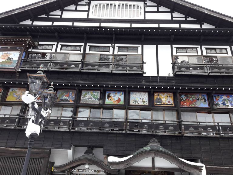 Kaunistused vanaaegsel Ryokani hoonel. Sellised majad võivad olla sajandeid vanad ja korduvalt renoveeritud.