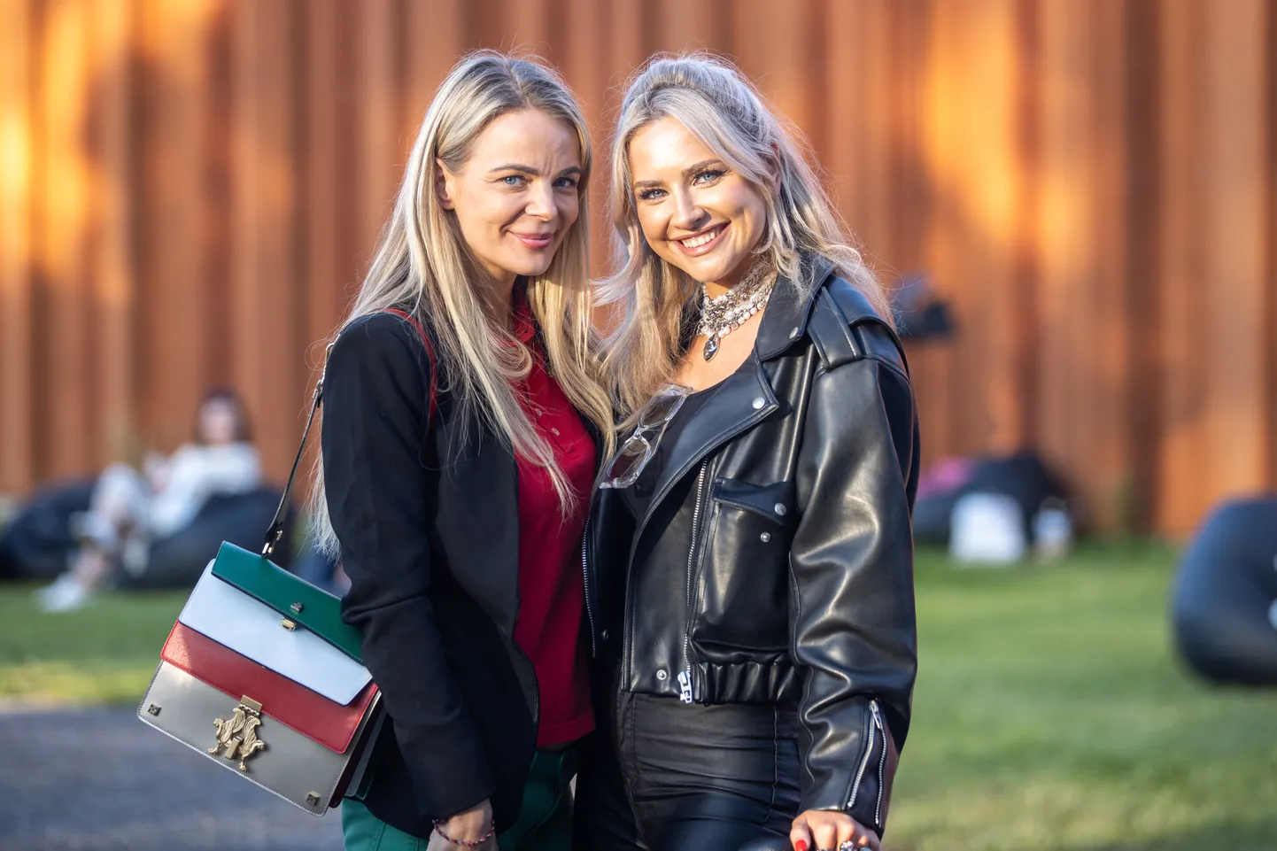 Mullita ja Mulliga Festival Maarjamäe lossihoovis. Brigitte Susanne Hunt ja Krislin Kuuskemaa.