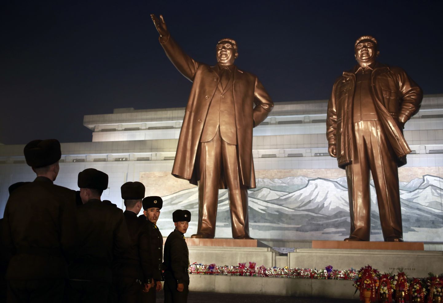 Kim Jong-ili  tema isa, riigi rajaja Kim Il-Sungi kujud Põhja-Korea pealinnas Pyongyangis.