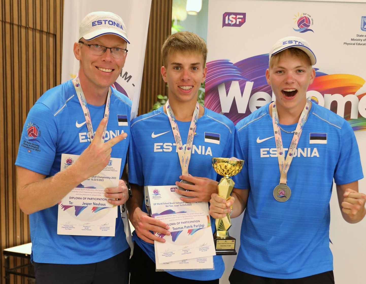 Rakvere poisid võitsid koolinoorte rannavolle MM-ilt hõbemedalid. Pildil vasakult treener Jarmo Neuhaus, Patrik Parijõgi ja Jesper Neuhaus.