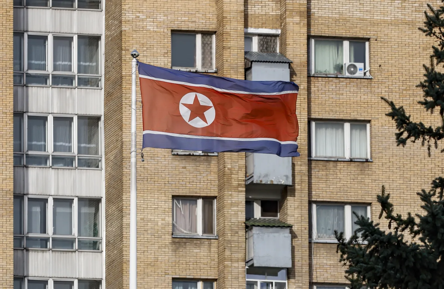 Põhja-Korea lipp lehvimas saatkonnahoone kohal Moskvas 30. oktoobril 2024.