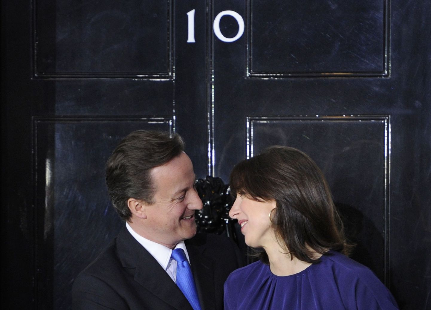 David Cameron eile abikaasa Samanthaga Downing Streetil peaministri residentsi ees.
