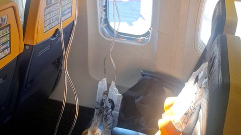 Ryanairi lennul paiskus mees katkisest aknast välja – abikaasa kangelastegu päästis tema elu