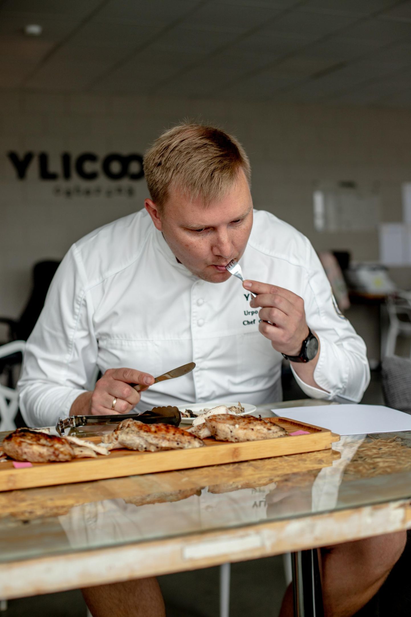 Ylicool Cateringi peakokk Urpo Reinthal mekkis broilerifileesid nõnda, et ei teadnud, mis tootja tooteid sööb.
