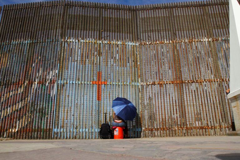 Mehhiko. Naine räägib Tijuanas Mehhikot ja Ameerika Ühendriike lahutava müüri juures oma sugulastega. 
