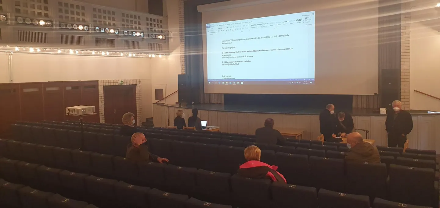 Lääneranna vallavolikogu hääletab Lihula kultuurimajas erakorralisel istungil vallavanem Arno Peksari umbusaldamise üle.