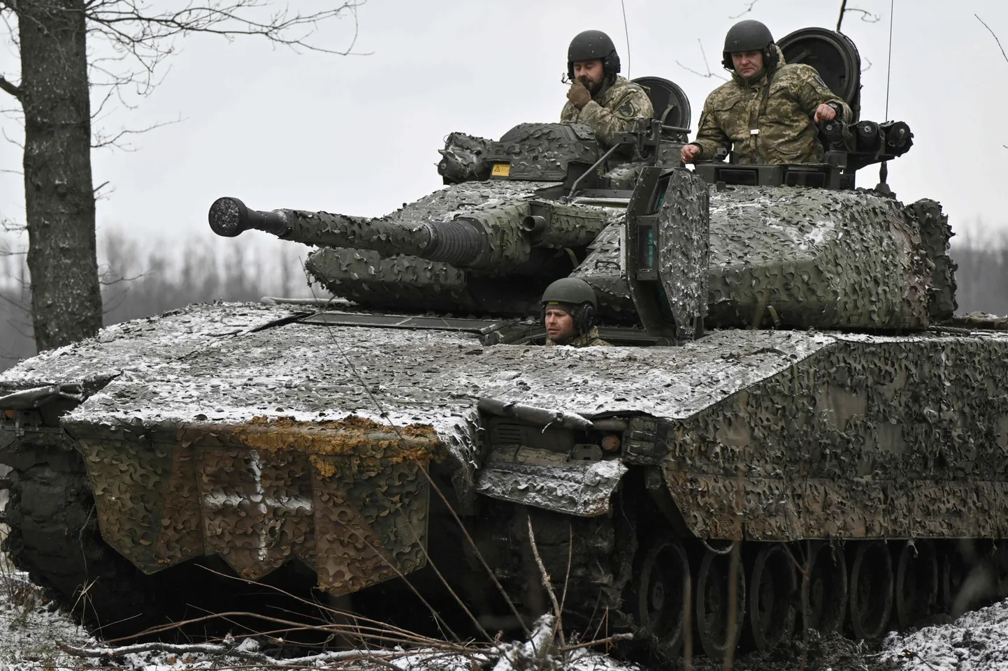 Ukraina sõjaväelased Rootsi antud soomukiga CV90.