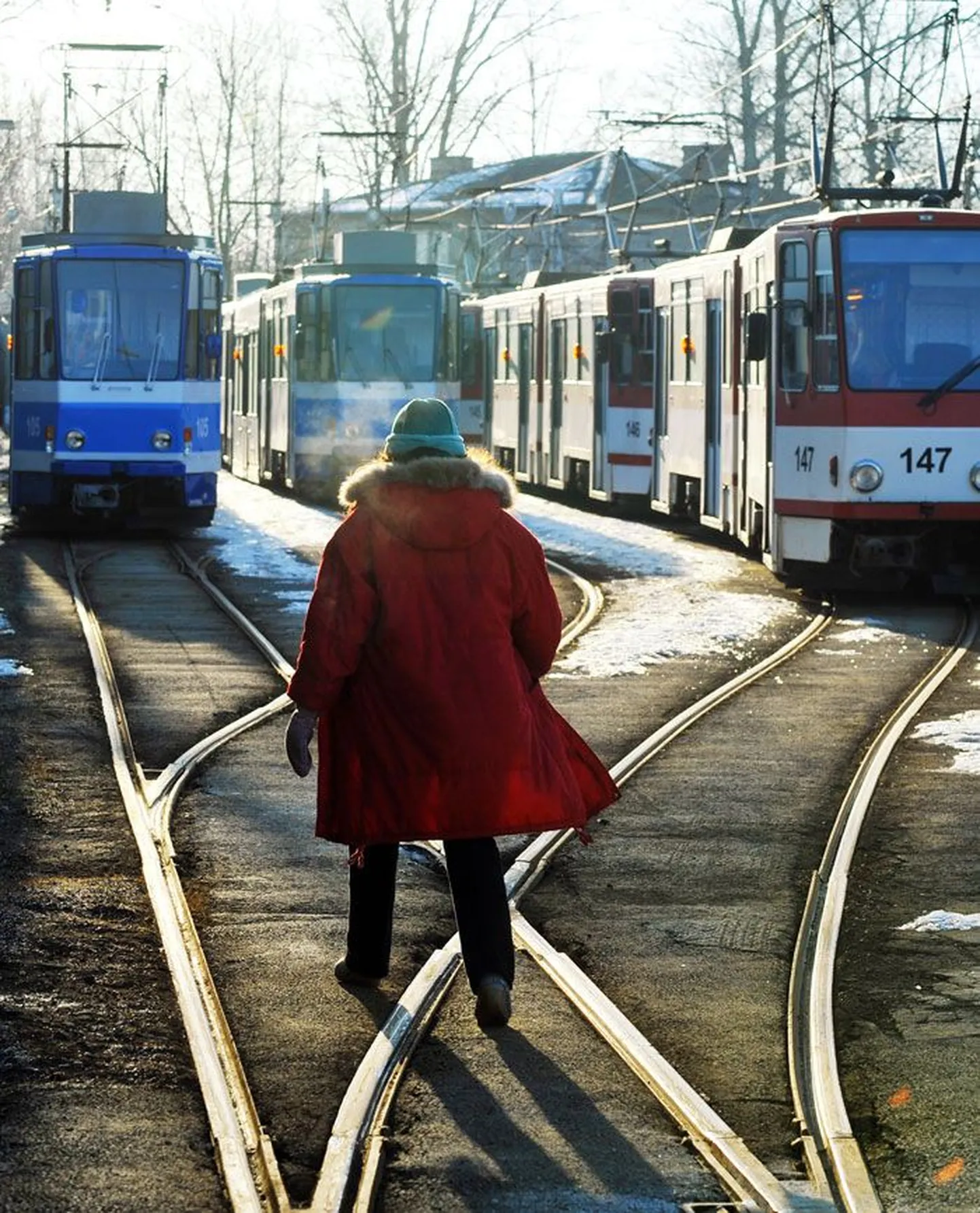 Üks kümme aastat pealinnas trammi juhtinud naisterahvas, kes oma nime ei soostunud ütlema, otsustas siiski trammi neljandale liinile sõitu viia.