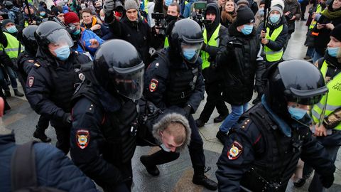 Митинги по всей России: силовики перешли к жестким задержаниям, в автозаке оказалась и жена Навального