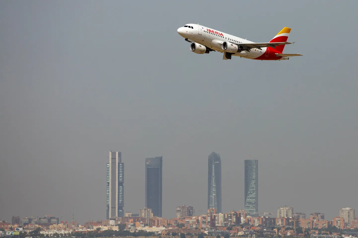 Iberia Airbus tõuseb õhku Madrid-Barajasi lennuväljalt. Pilt on illustreeriv.