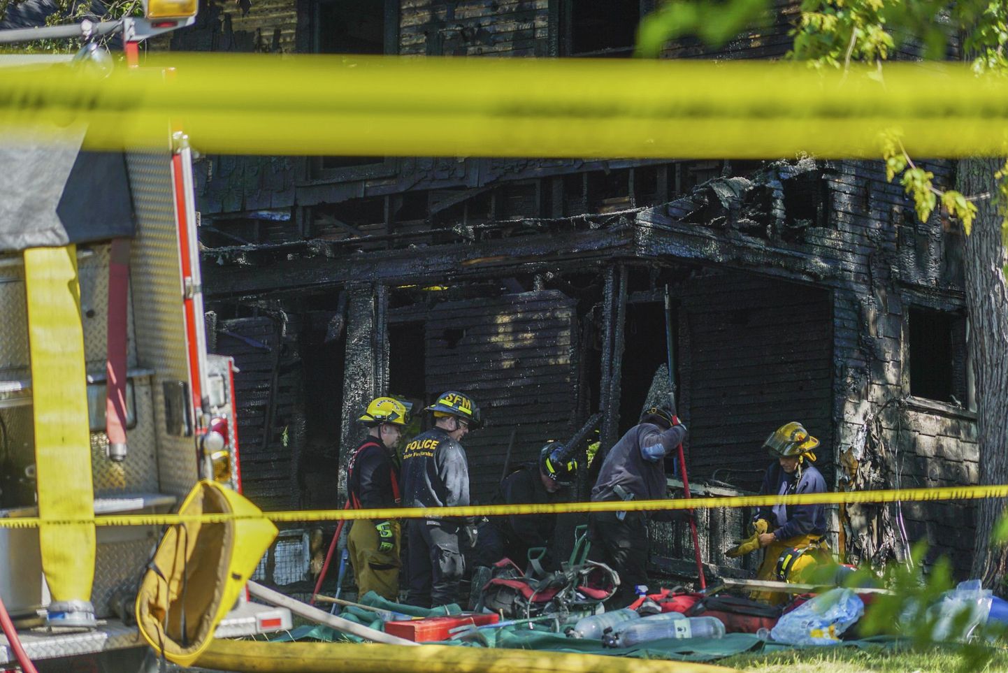 Päästetöötajad Akronis mahapõlenud maja juures.