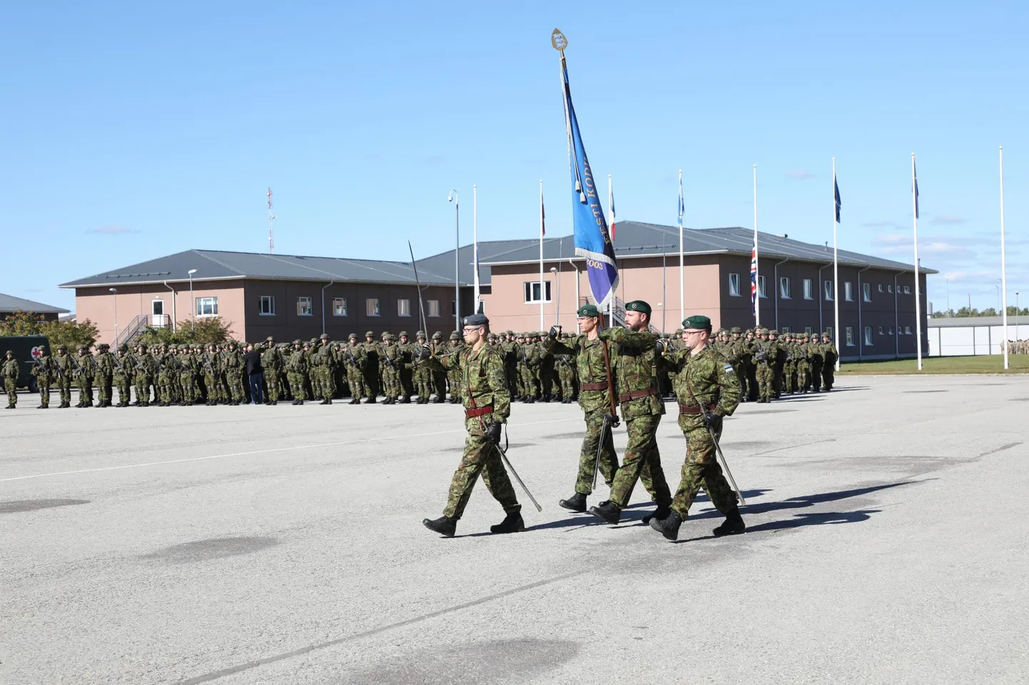 1. jalaväebrigaadi Tapa ja Jõhvi linnakus vandusid Eesti riigile truudust pea tuhat juulikutse sõdurit.